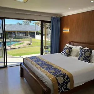 Oxley Motor 3*, Brisbane Australia
